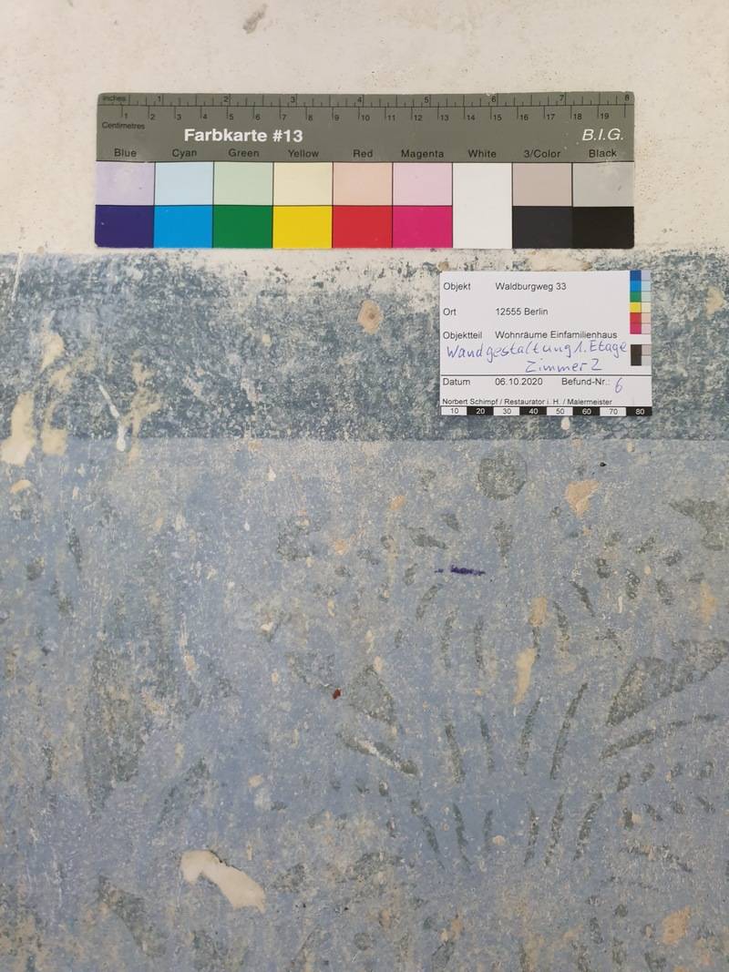 Texte aus der restauratorischen Befunduntersuchung vom Unternehmen restaurierung & gestaltung und dem Restaurator Schimpf für das Landesdenkmalamt: Die Decken und Wandflächen in der 1 OG sind mit einer Kalkschlämme überzogen. Teile der Decken und Wandflächen sind gut erhalten, so dass die historische Gestaltung nachvollziehbar ist.   Die Decke war vermutlich monochrom gestaltet. Ornamente, Striche oder Bänder ließen sich nicht feststellen Die erste Fassung ist ein Beigefarbton der sich auf der Decke und der Oberwand wiederfindet. Die monochrome Oberwand bis zur Gestaltung ist ca. 35cm hoch. Die grüne Deckenfarbe der zweiten Fassung zieht sich bis auf ca. 6 cm in die Oberwand hinein.  Der grüne Streifen der zweiten Fassung setzt sich auf den später hinzugekommenen Sauerkohlplatten fort.  Bohrungen und Schlitzungen für Kabel ergaben, dass sich die Gestaltung der ersten Fassung (wie im Nachbarraum) hinter den Sauerkohlplatten fortführen. Bei der Wandschablone handelt es sich um eine großflächige geometrische Schablonentechnik im Stil der 1920iger Jahre. Das Schablonenmuster ist leicht lasierend angelegt.  Die Schablonentechnik wurde mit einem blauen Kassettenrahmen umfasst.  Die Kassette ist lasierend aufgetragen und wird oben und unten noch einmal mit einem Begleitstrich im selben Lasurfarbton begrenzt.